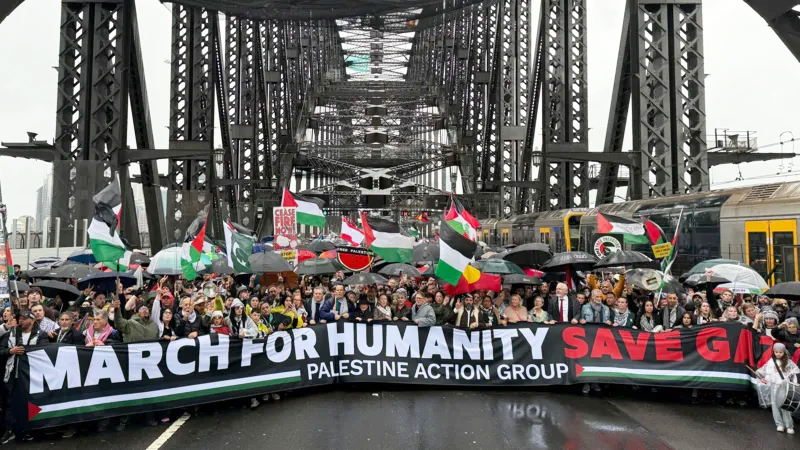Hundreds of Thousands Join Pro Palestinian March in Australia Julian Assange Among Attendees