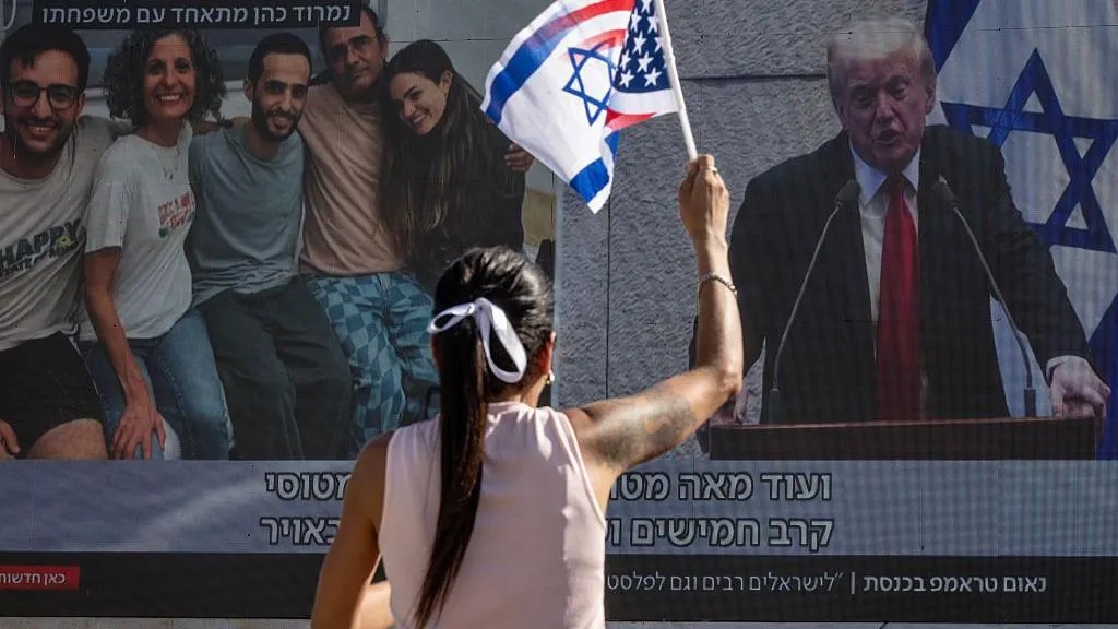 Crowds in Tel Aviv watched side by side footage of the hostages release and Trumps visit to Israel