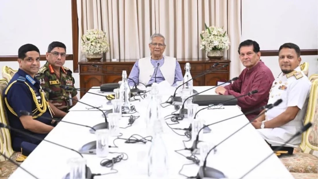 নির্বাচনী নিরাপত্তা নিশ্চিত করতে তিন বাহিনীর প্রধানদের নির্দেশ দিলেন প্রধান উপদেষ্টা 9 Chief advisor with generals