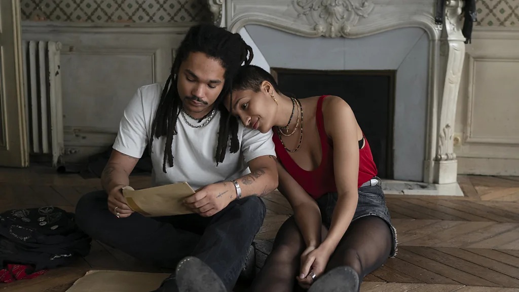 Jim Jarmusch Wins Golden Lion for Layered, Poignant Family Drama Trio.