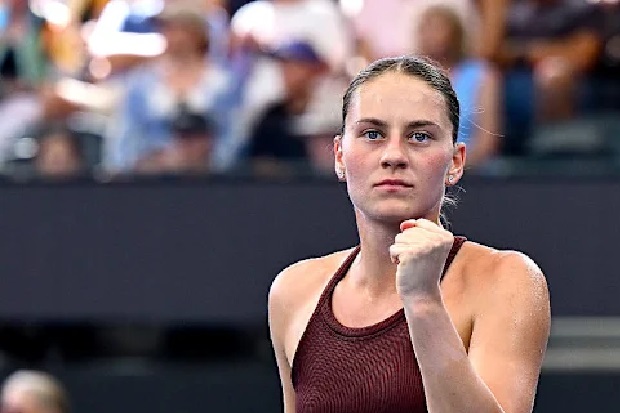 Marta Kostyuk celebrates after winning the first set.