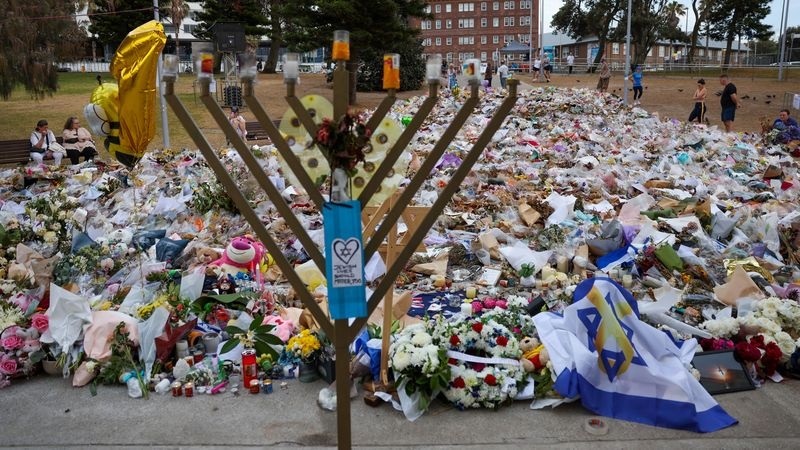 PM Albanese Calls National Royal Commission into Bondi Terror Attack 2 Tributes