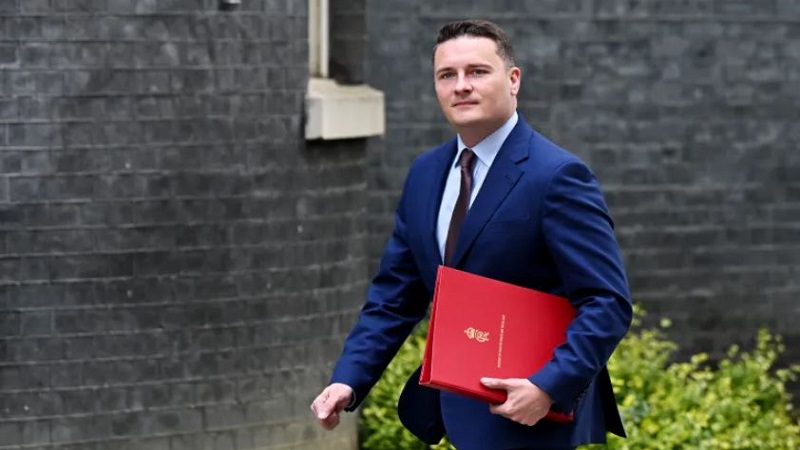 Health Secretary Wes Streetings Resignation Pushes Starmer to the Brink